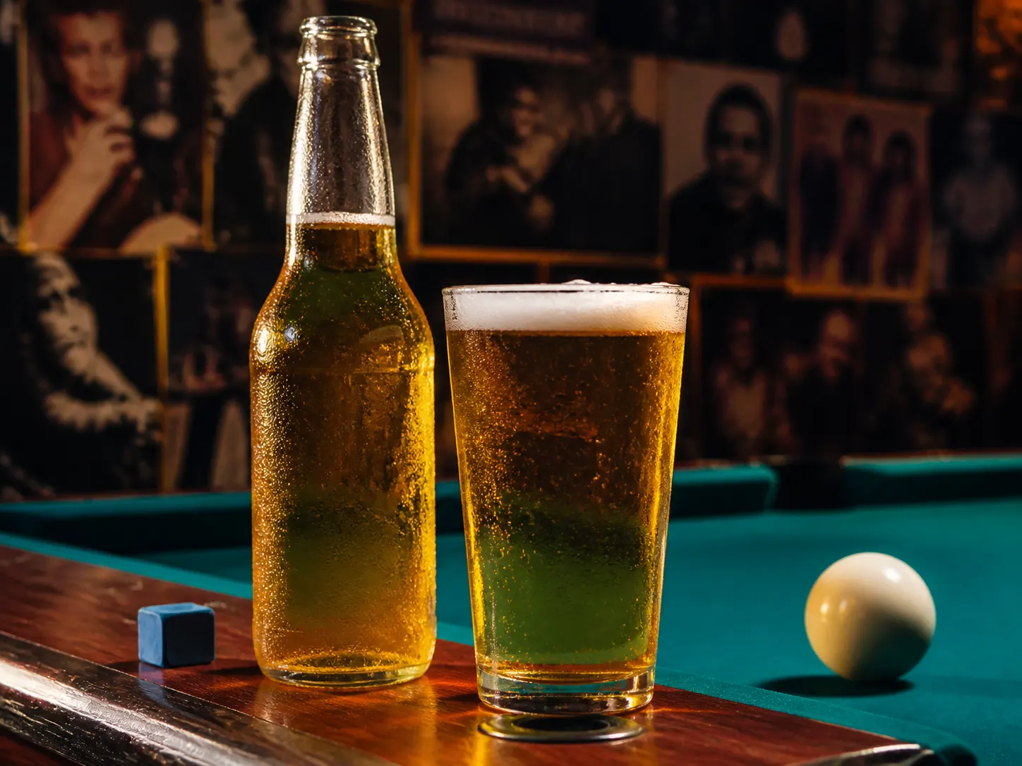 Cerveza fría junto a una mesa de pool