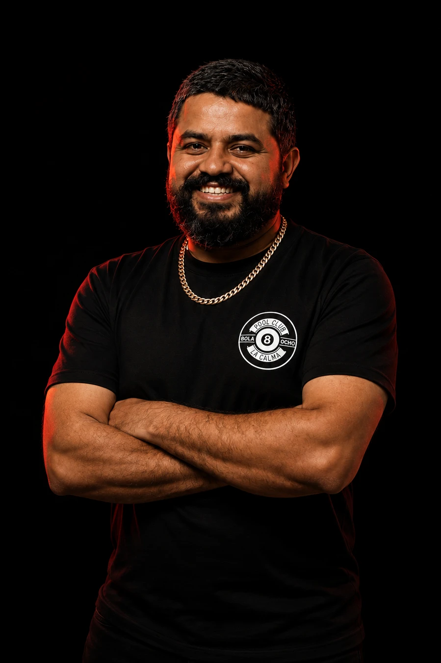 Uno de los tres fundadores de Bola 8, retrato de estudio