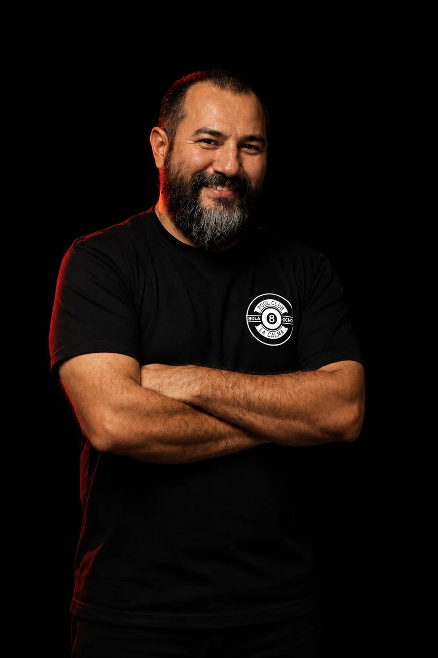 Uno de los tres fundadores de Bola 8, retrato de estudio
