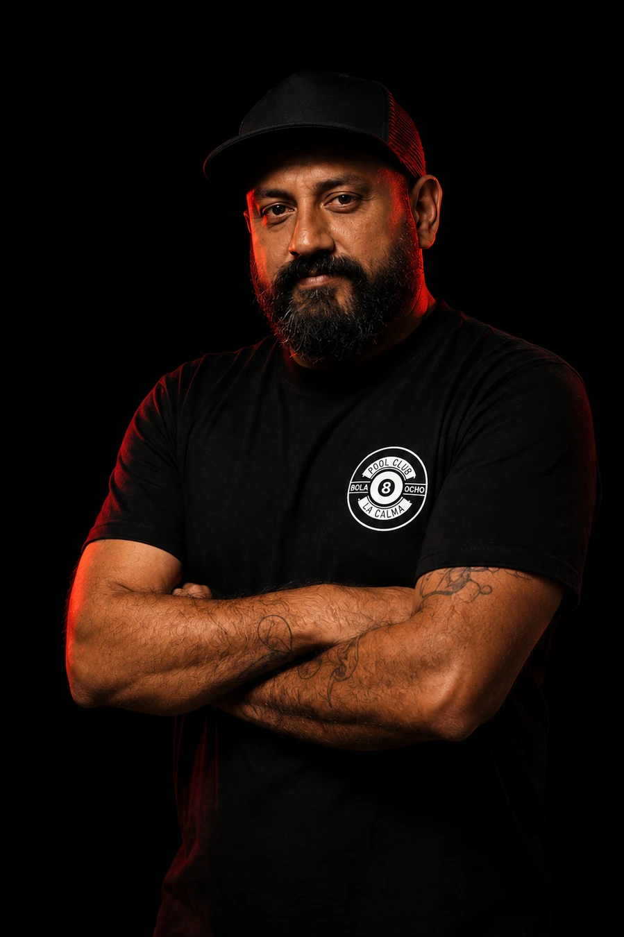 Uno de los tres fundadores de Bola 8, retrato de estudio