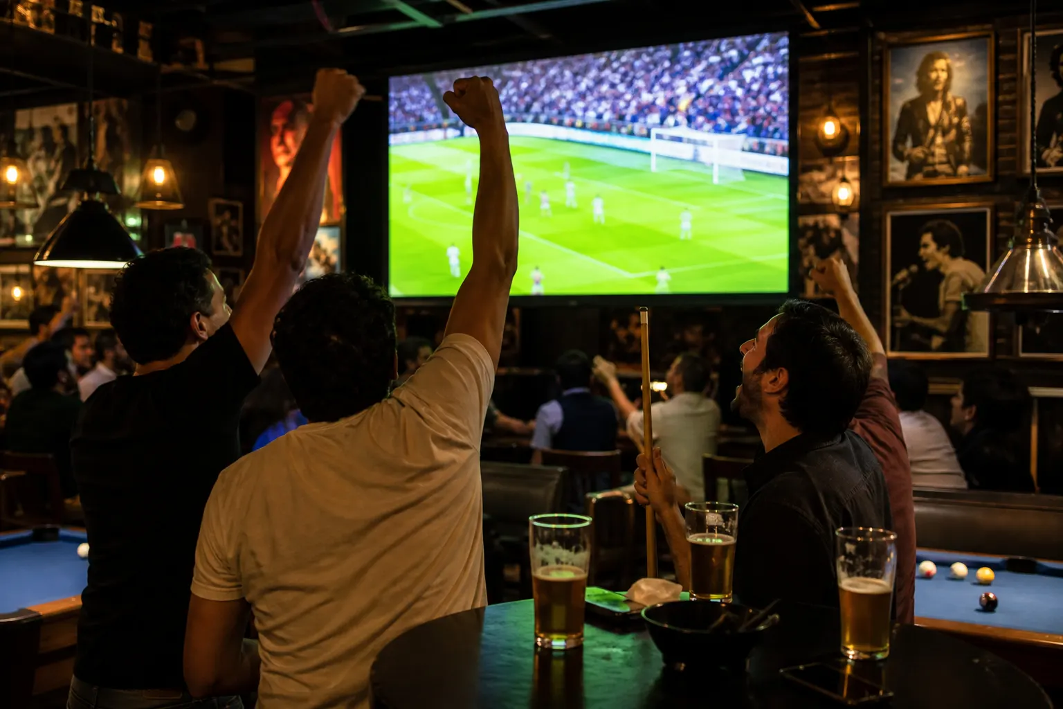 Aficionados viendo un partido en Bola 8